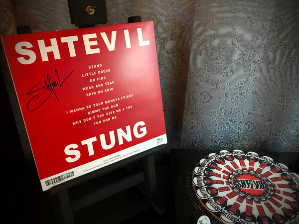 SHTEVIL Combi Package: - Vinyl record "Stung"+Turntable Slipmat+Button